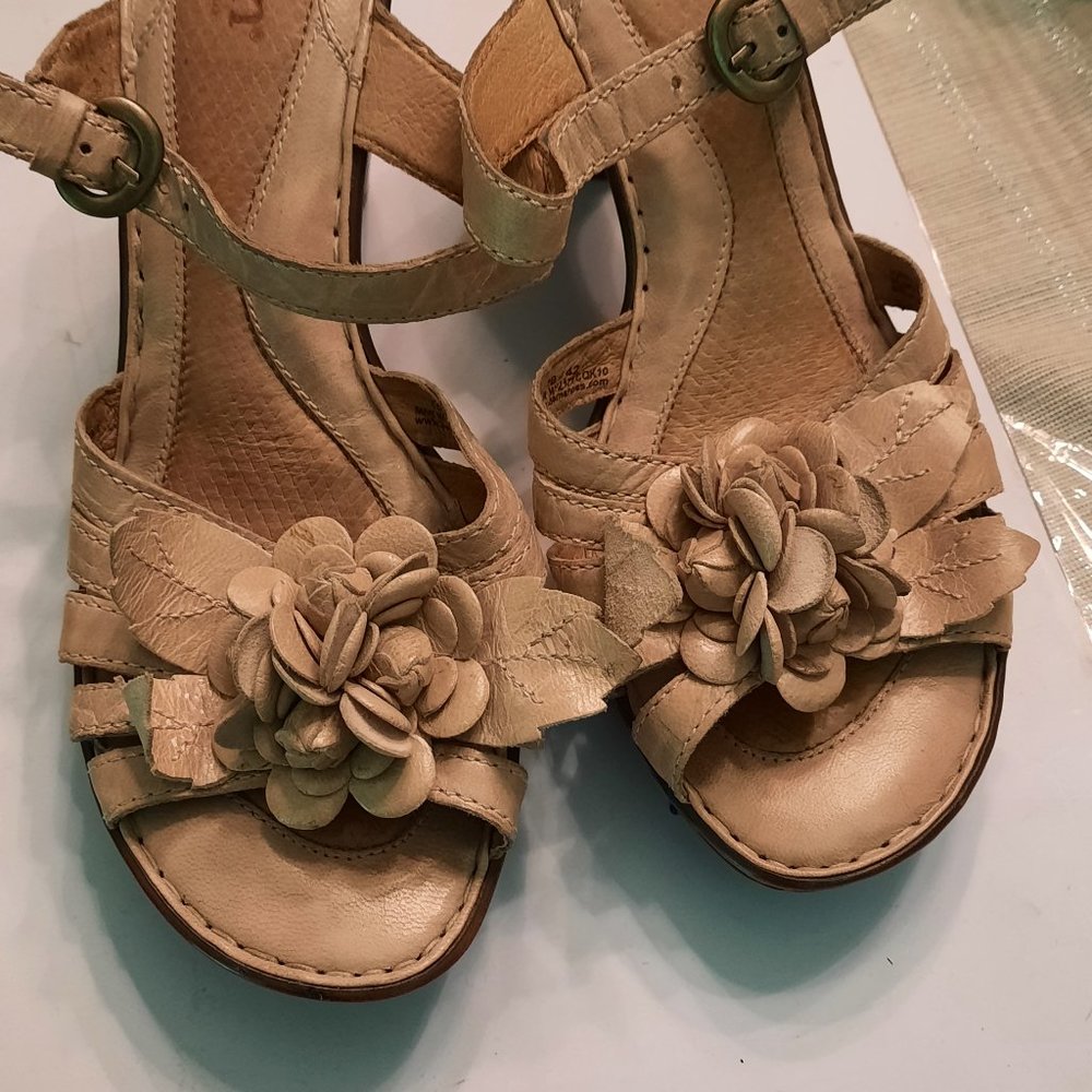 Beige Born scrappy Sandle size 10.